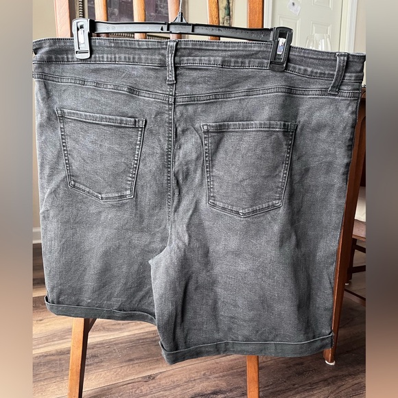 Nine West Bermuda black denim stretch cuff hem shorts, size 20W! Super comfy! - Picture 5 of 5